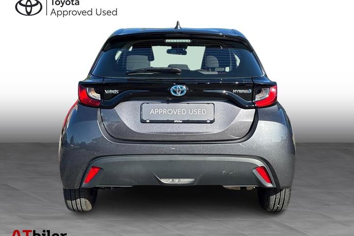 Grå Toyota Yaris fra 2021