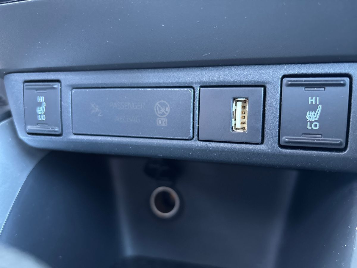 Grå Toyota Yaris fra 2021