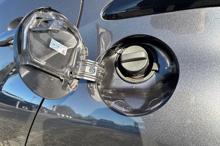 Grå Toyota Yaris fra 2021