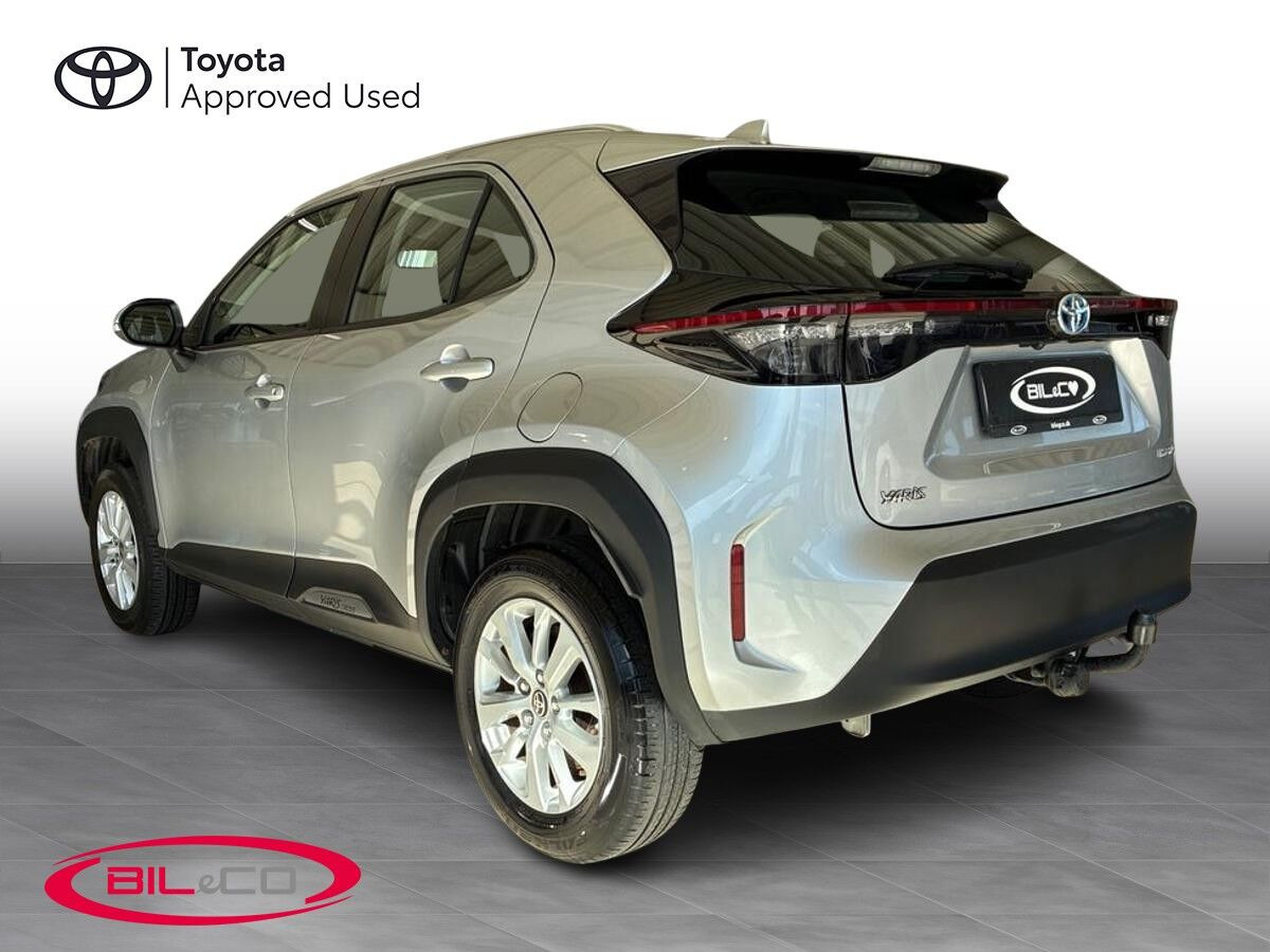 Sølv Toyota Yaris Cross fra 2022