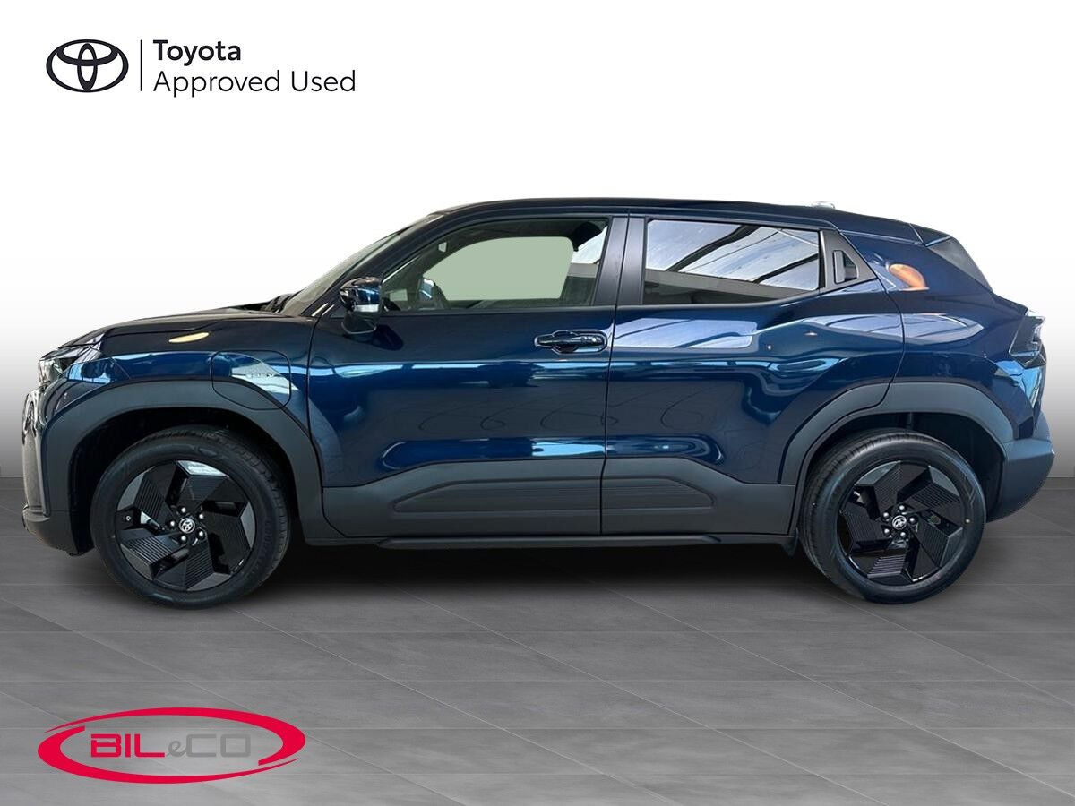 Blå Toyota Urban Cruiser SUV fra 2026 set udefra