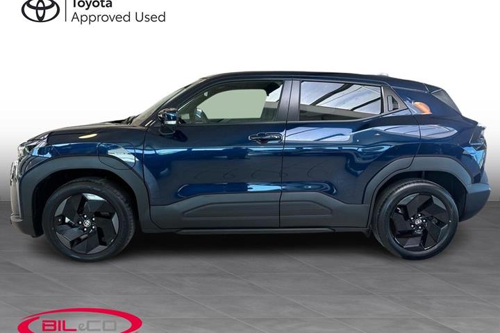 Blå Toyota Urban Cruiser SUV fra 2026 set udefra