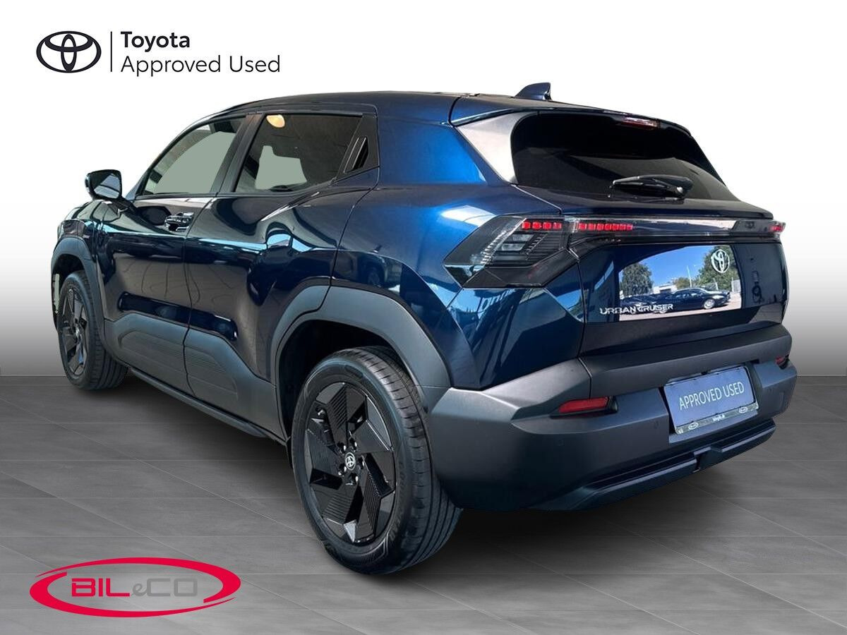 Blå Toyota Urban Cruiser SUV fra 2026 set udefra