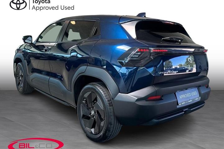 Blå Toyota Urban Cruiser SUV fra 2026 set udefra