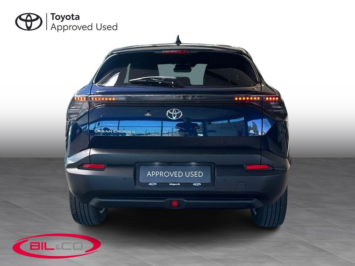 Blå Toyota Urban Cruiser SUV fra 2026 set udefra