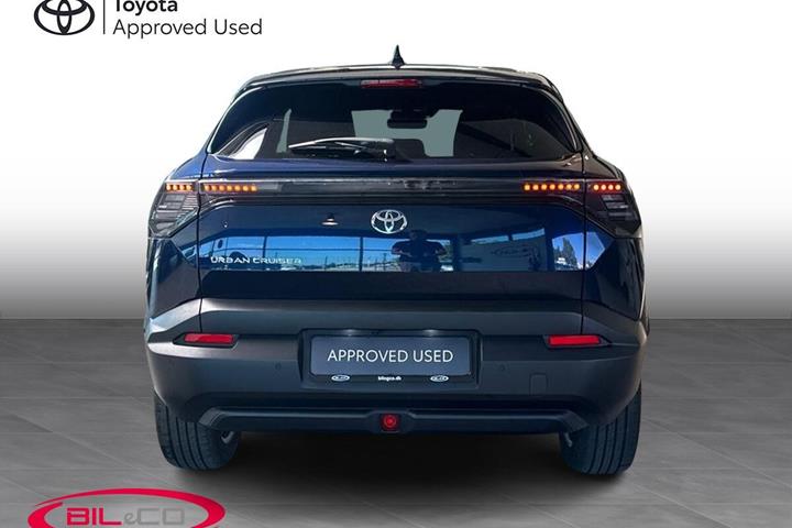 Blå Toyota Urban Cruiser SUV fra 2026 set udefra