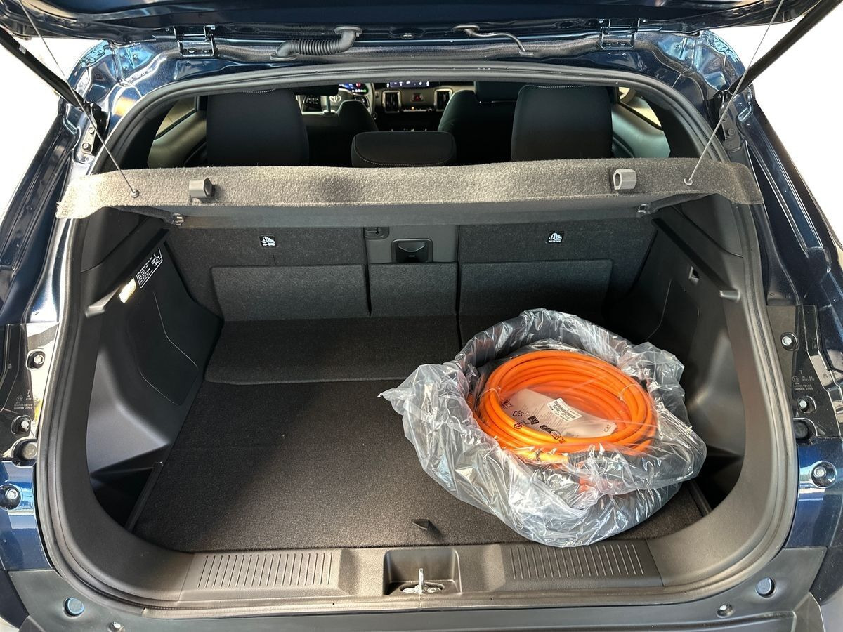 Blå Toyota Urban Cruiser SUV fra 2026 set indefra