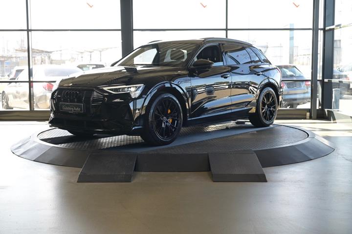 Sort Audi e-tron fra 2023 set udefra