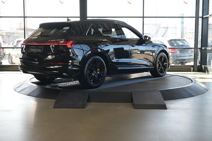 Sort Audi e-tron fra 2023