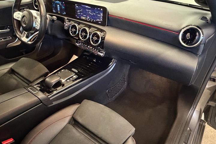 Grå Mercedes A200 d fra 2020