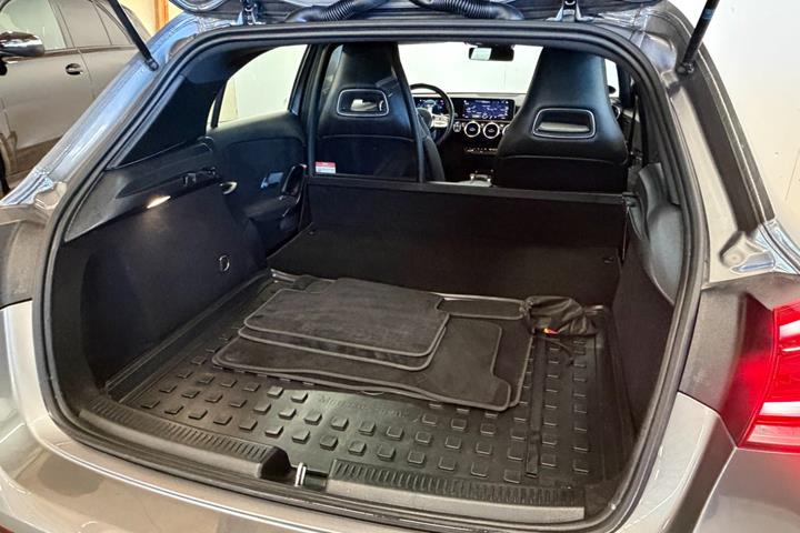 Grå Mercedes A200 d fra 2020