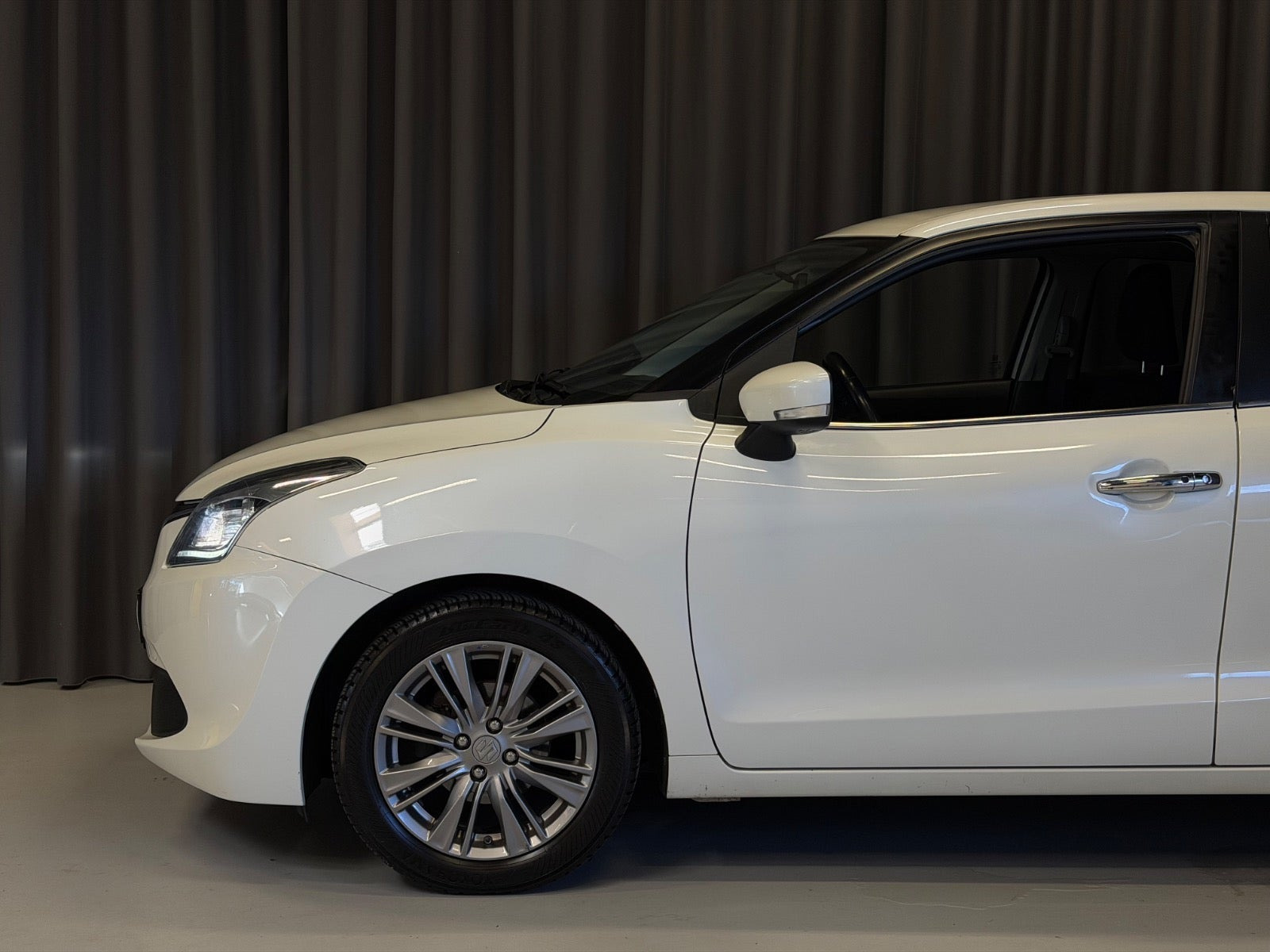 Hvid Suzuki Baleno fra 2016