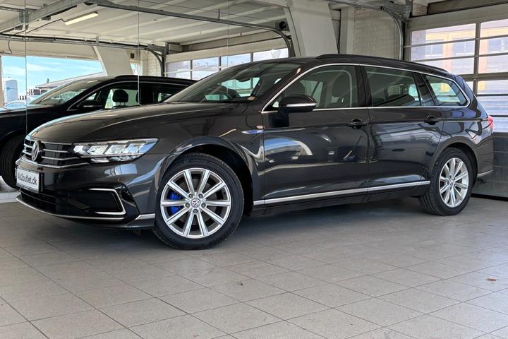 Grå VW Passat fra 2020