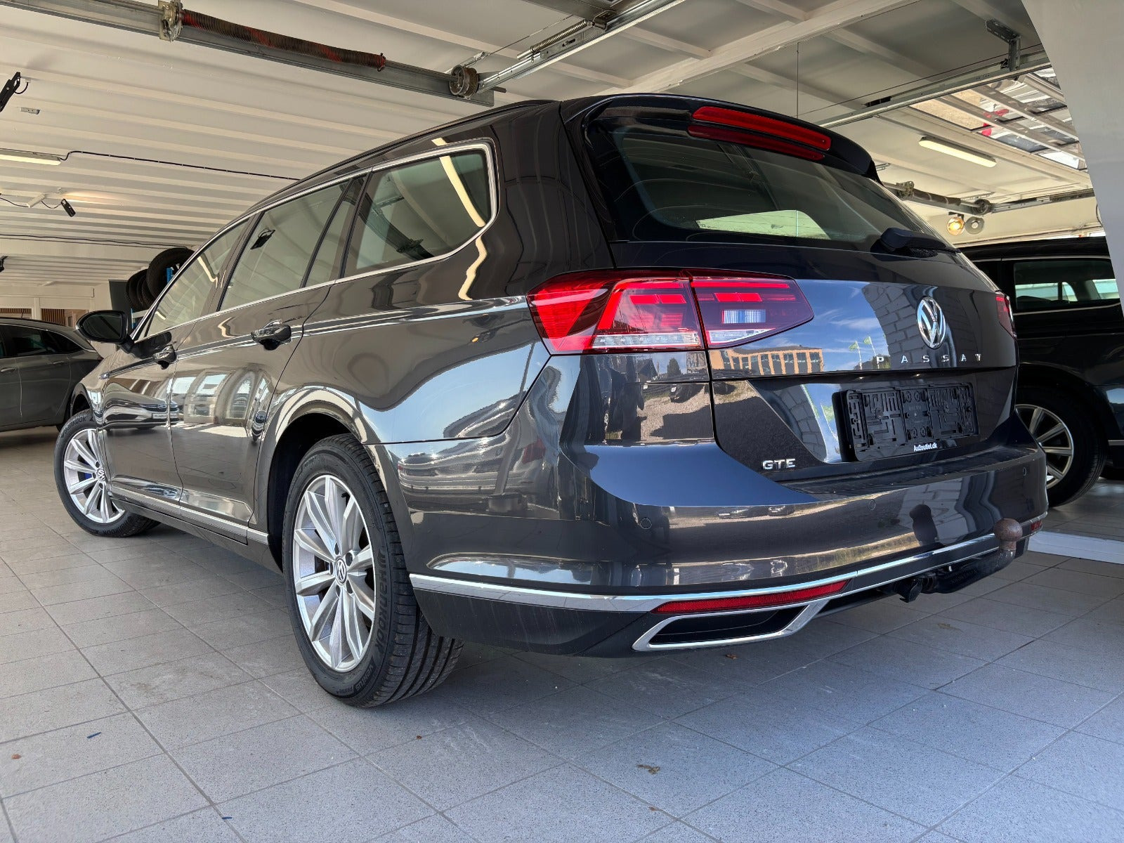 Grå VW Passat fra 2020