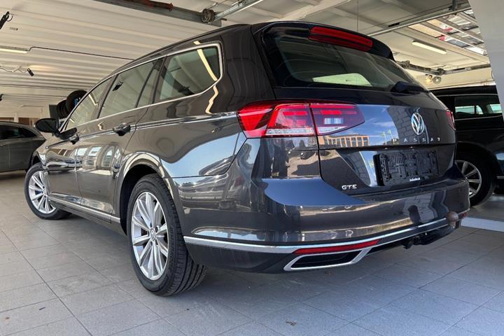 Grå VW Passat fra 2020