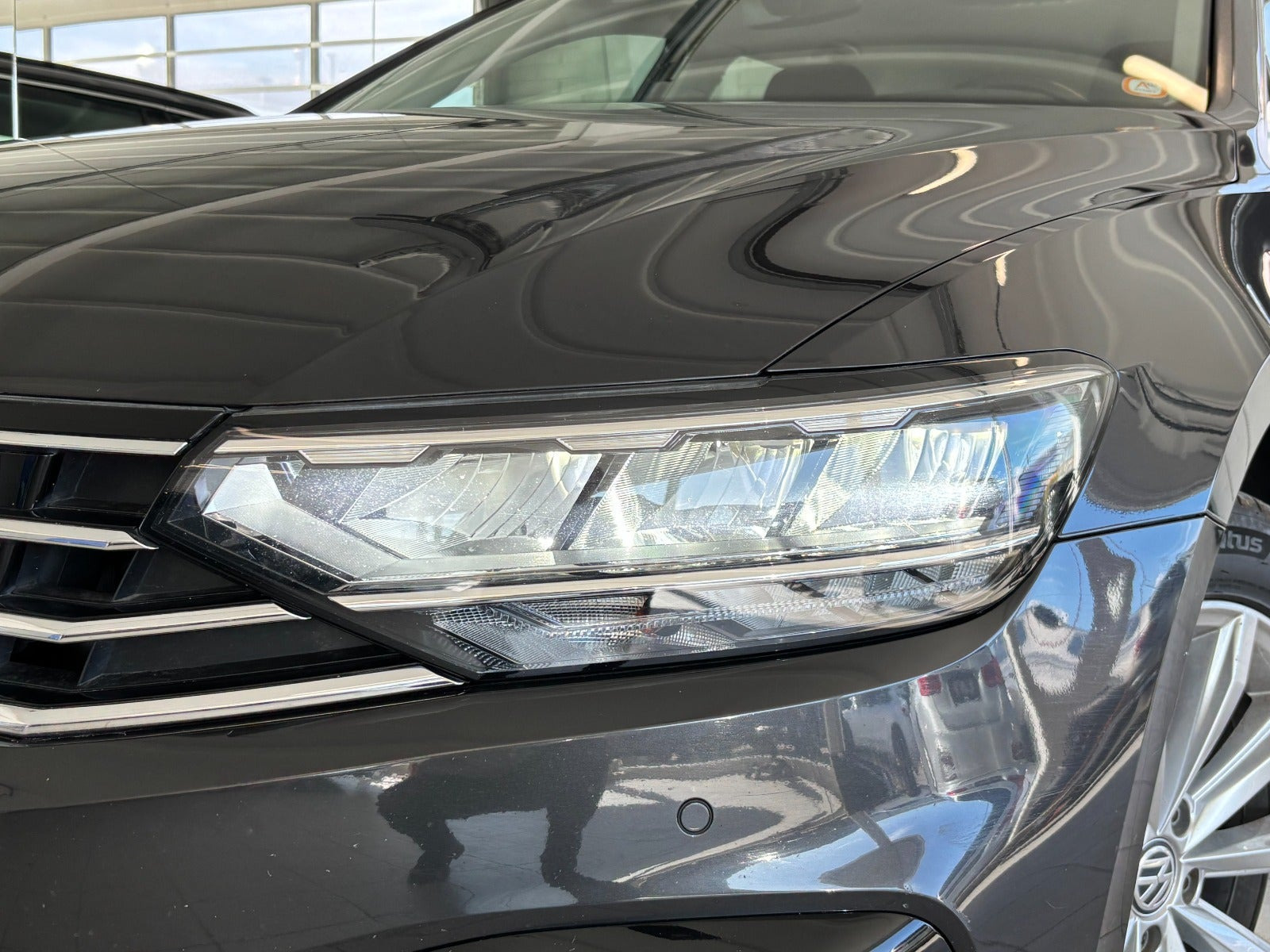 Grå VW Passat fra 2020