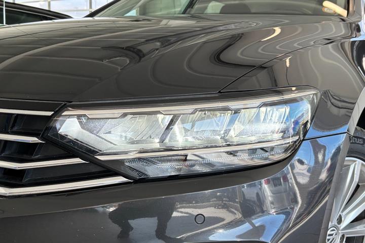 Grå VW Passat fra 2020