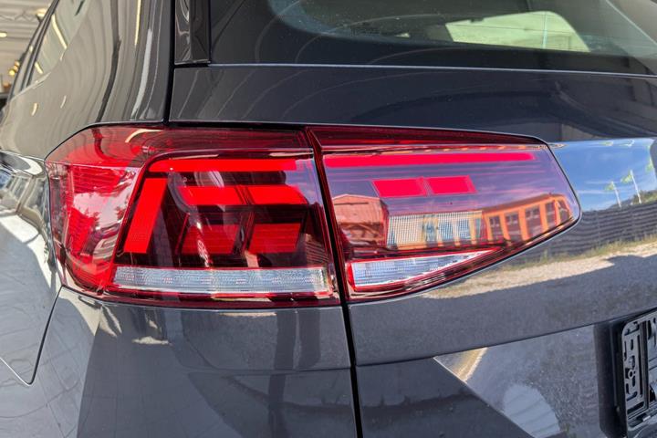 Grå VW Passat fra 2020