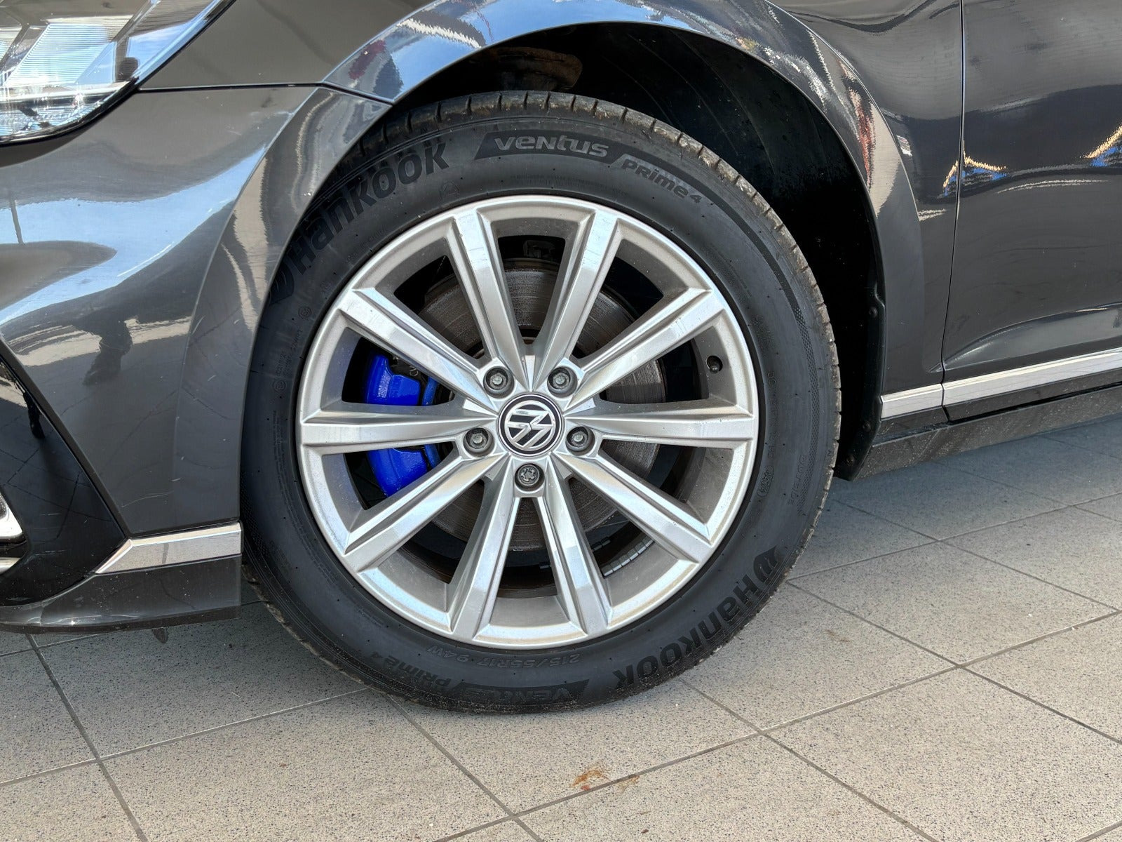 Grå VW Passat fra 2020