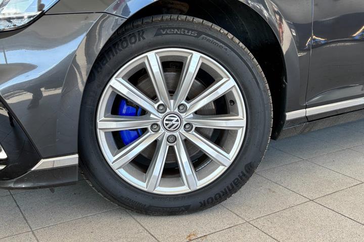 Grå VW Passat fra 2020