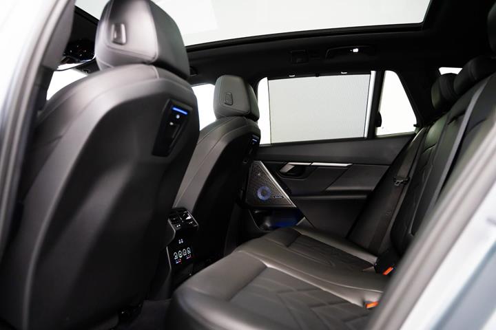 Grå BMW i5 fra 2024