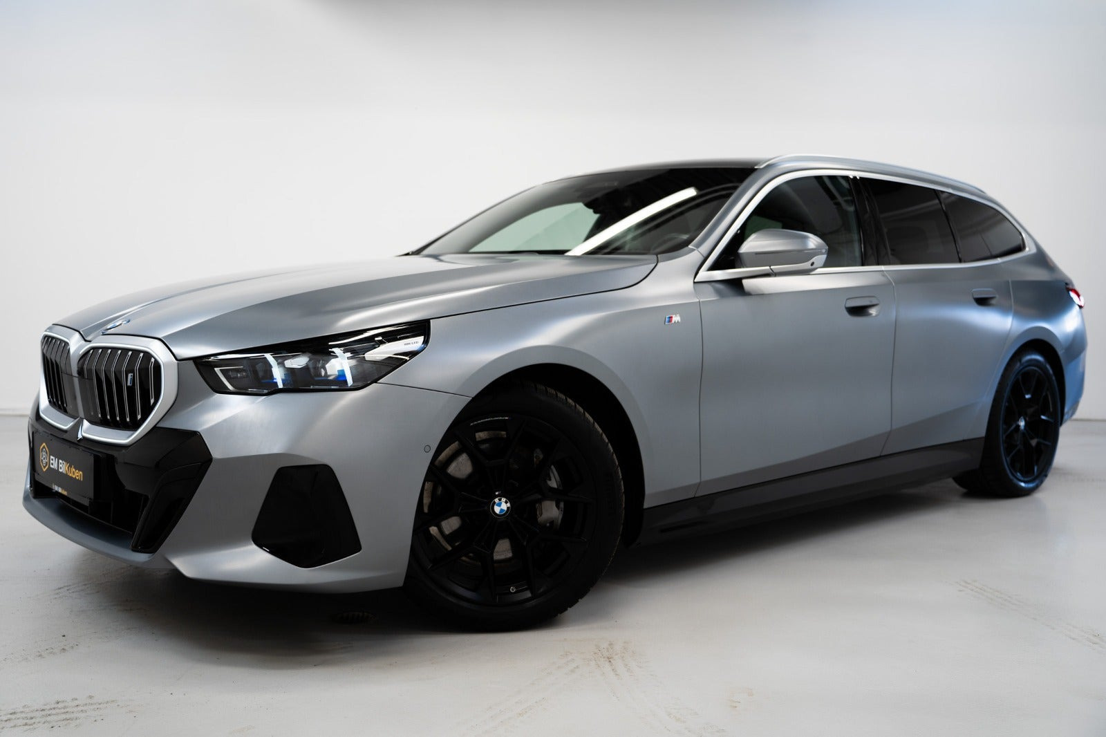 Grå BMW i5 fra 2024