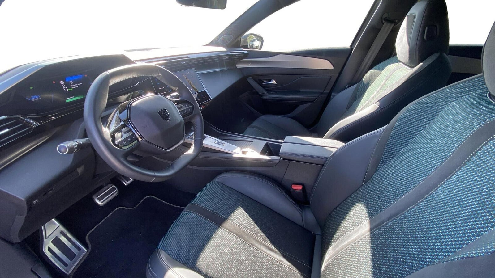 Grå Peugeot E-308 fra 2024