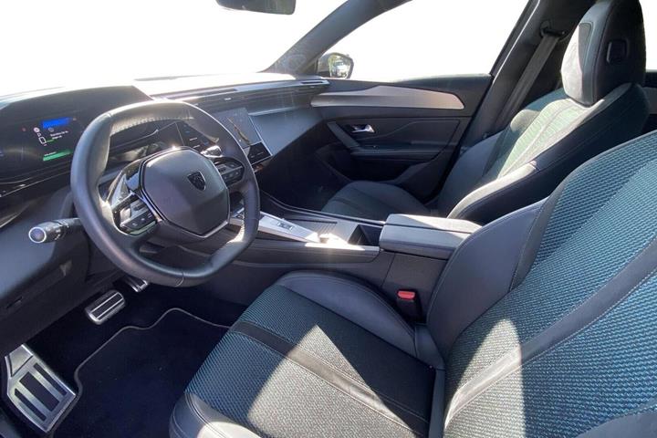 Grå Peugeot E-308 fra 2024