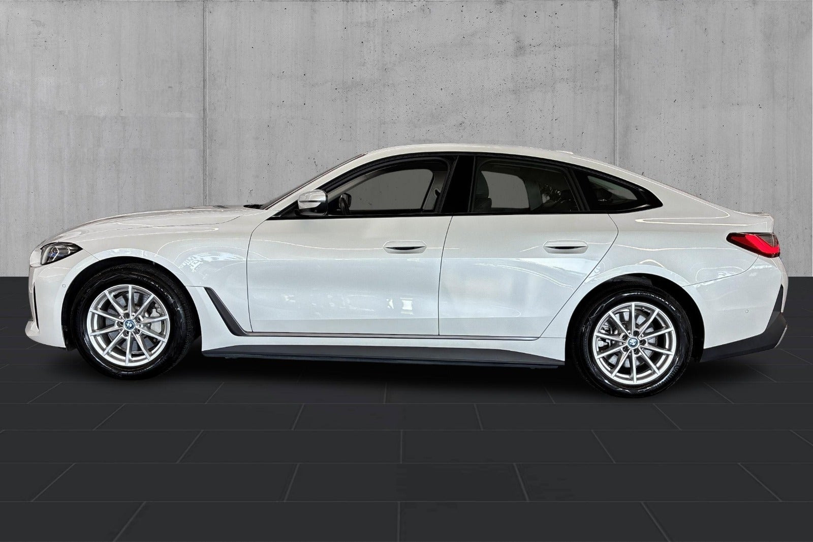 Hvid BMW i4 fra 2023