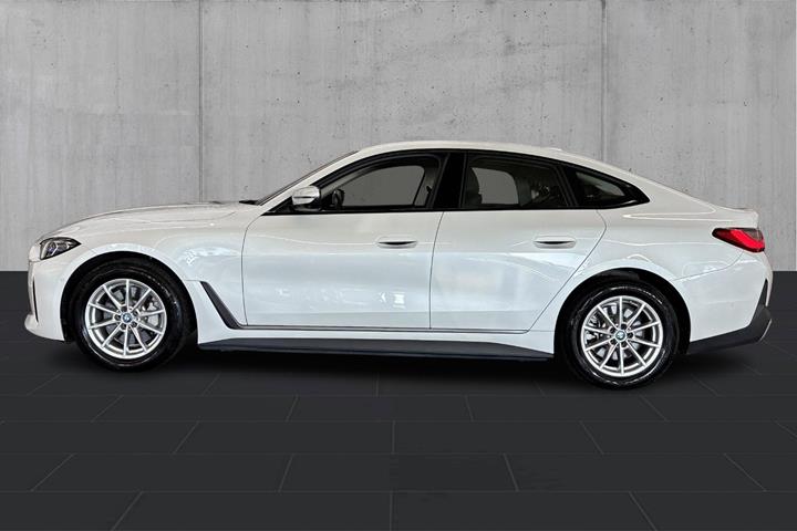 Hvid BMW i4 fra 2023