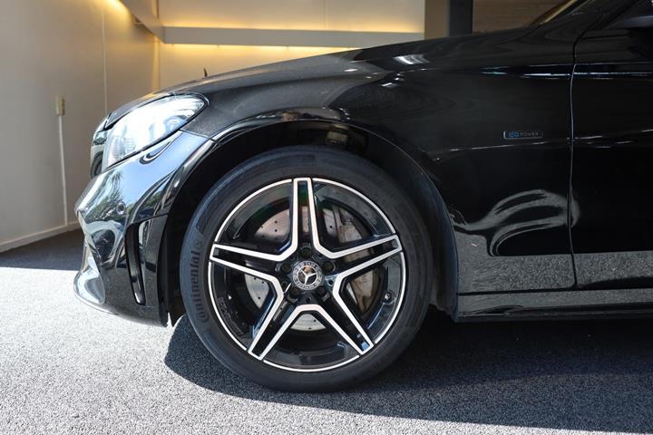 Sort Mercedes C300 de fra 2020