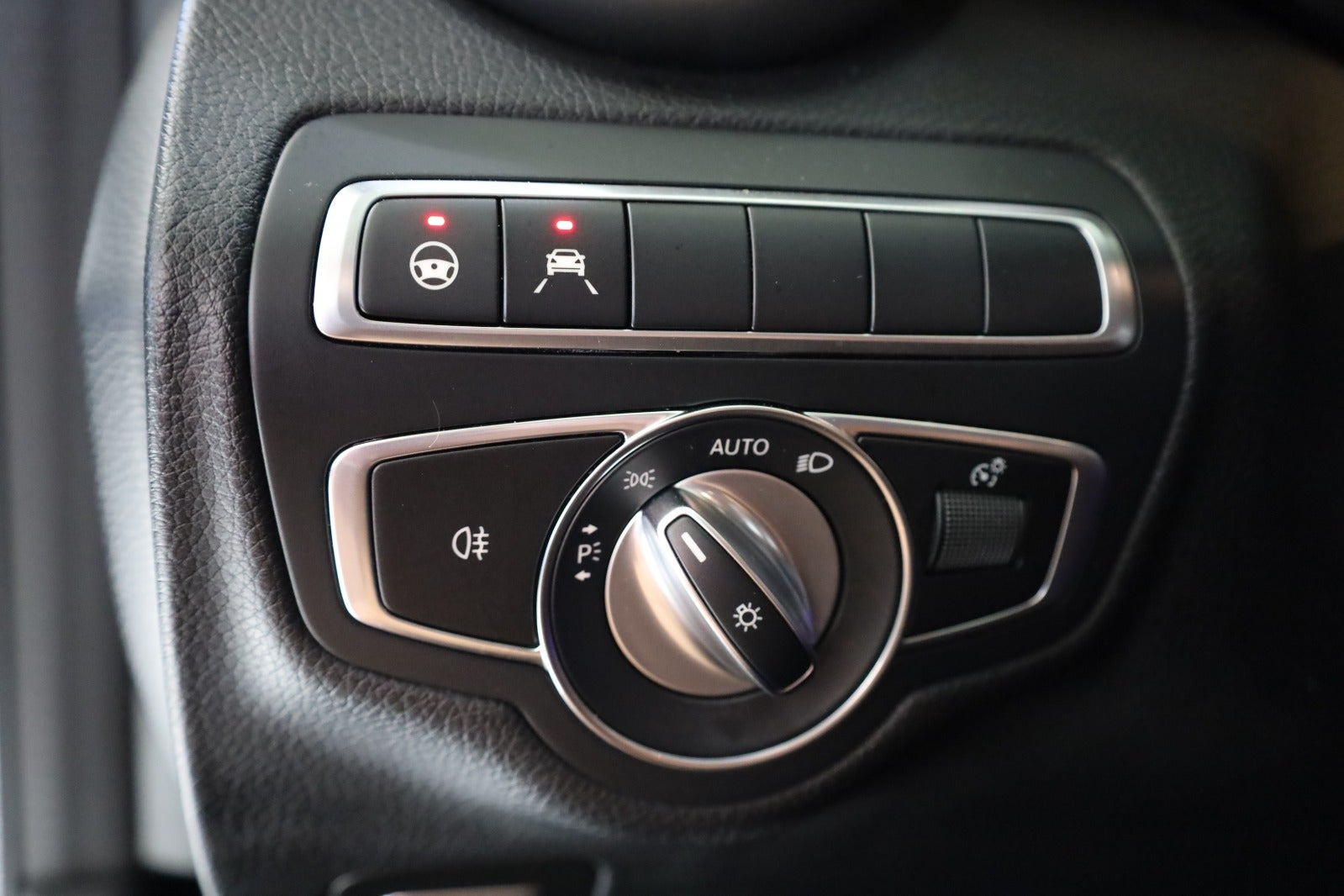 Sort Mercedes C300 de fra 2020