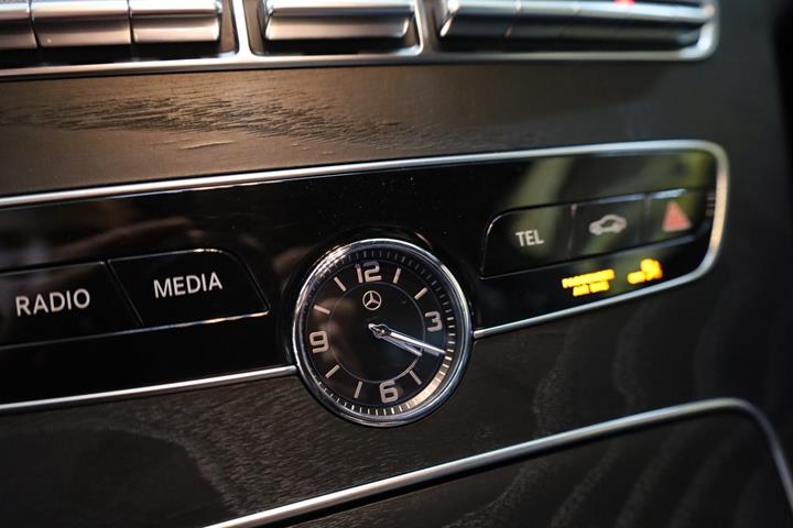 Sort Mercedes C300 de fra 2020