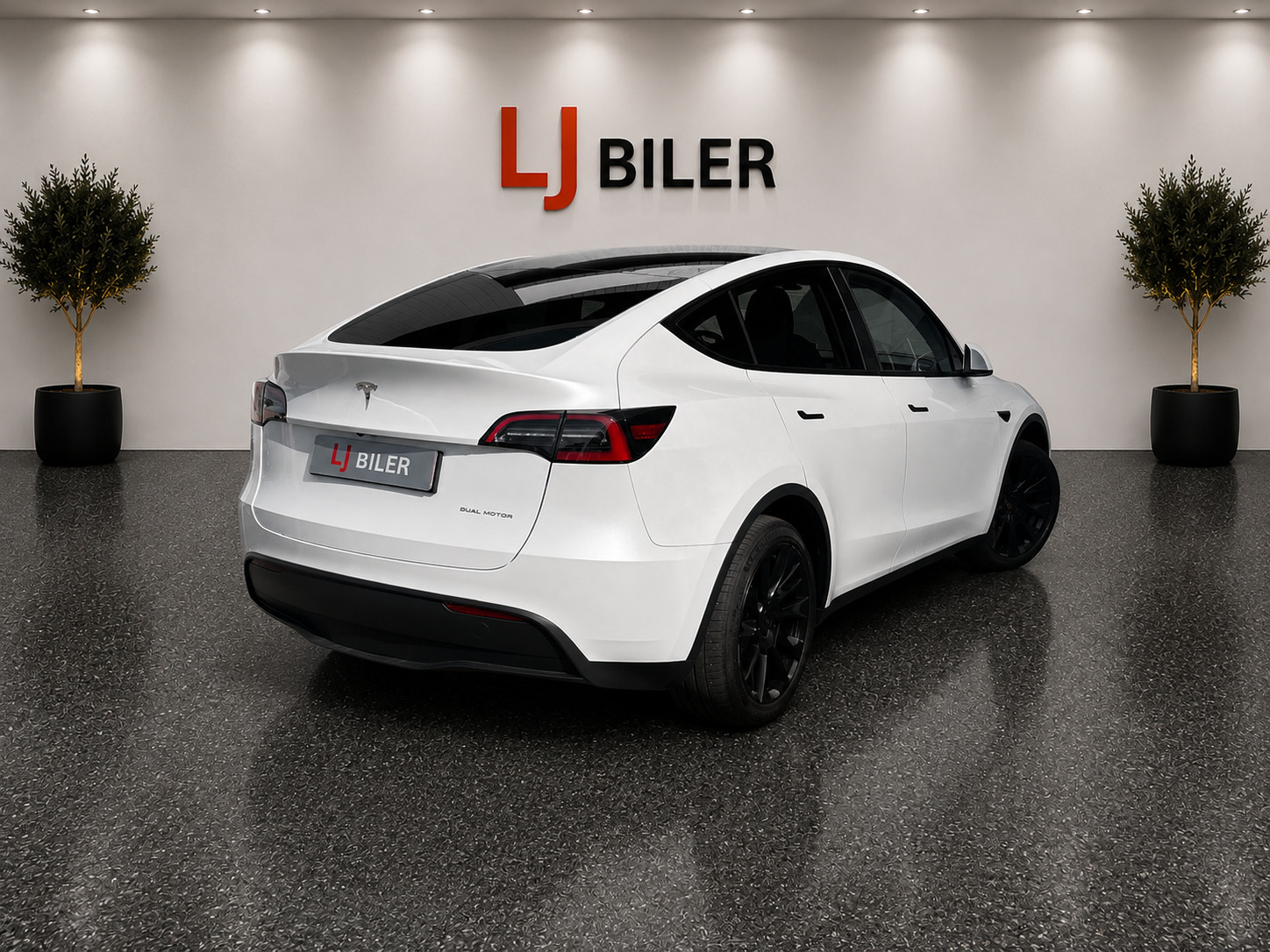 Hvid Tesla Model Y fra 2023