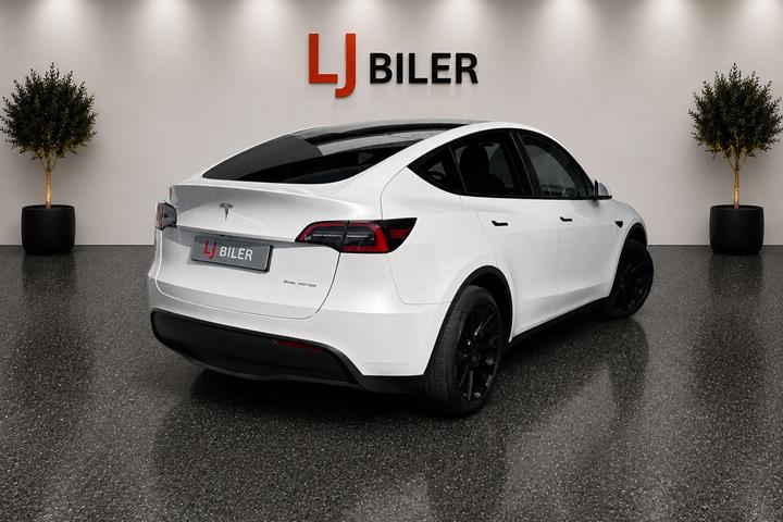 Hvid Tesla Model Y fra 2023