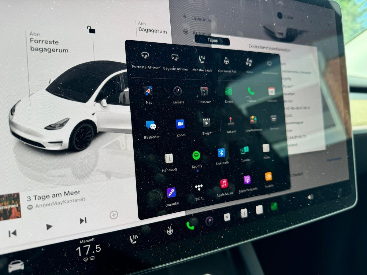 Hvid Tesla Model Y fra 2023