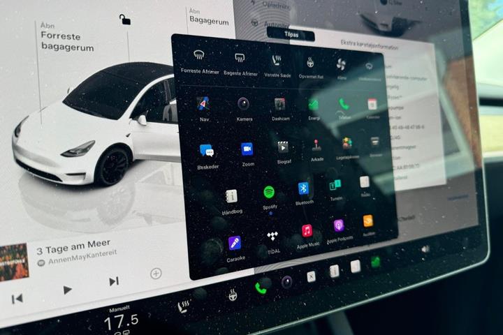 Hvid Tesla Model Y fra 2023