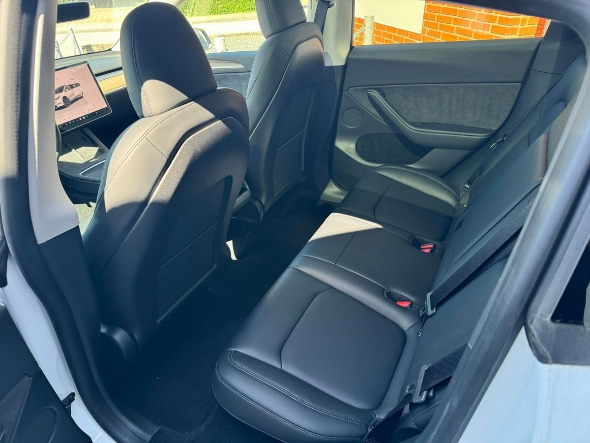 Hvid Tesla Model Y fra 2023