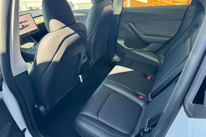 Hvid Tesla Model Y fra 2023
