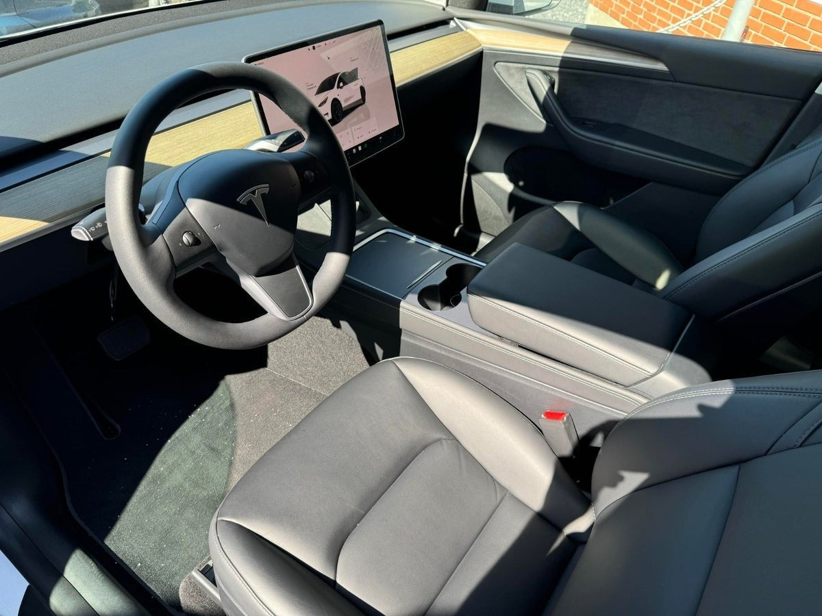 Hvid Tesla Model Y fra 2023
