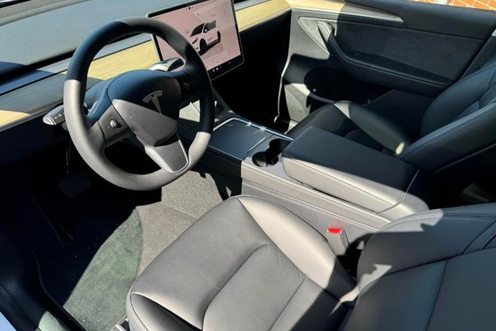 Hvid Tesla Model Y fra 2023