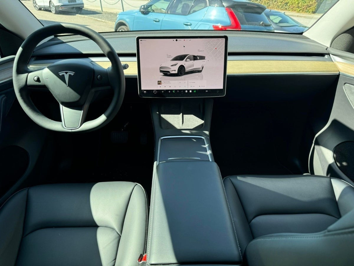 Hvid Tesla Model Y fra 2023