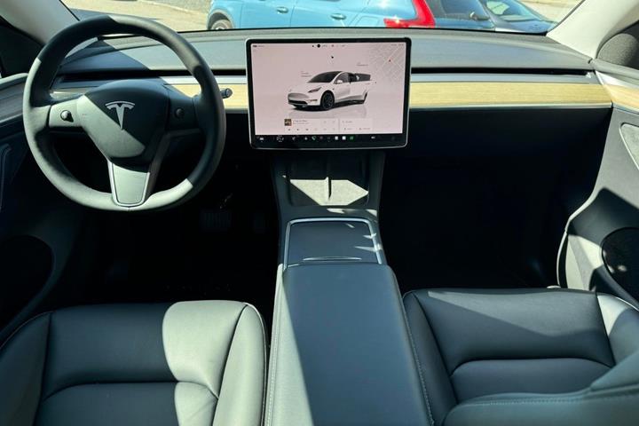 Hvid Tesla Model Y fra 2023