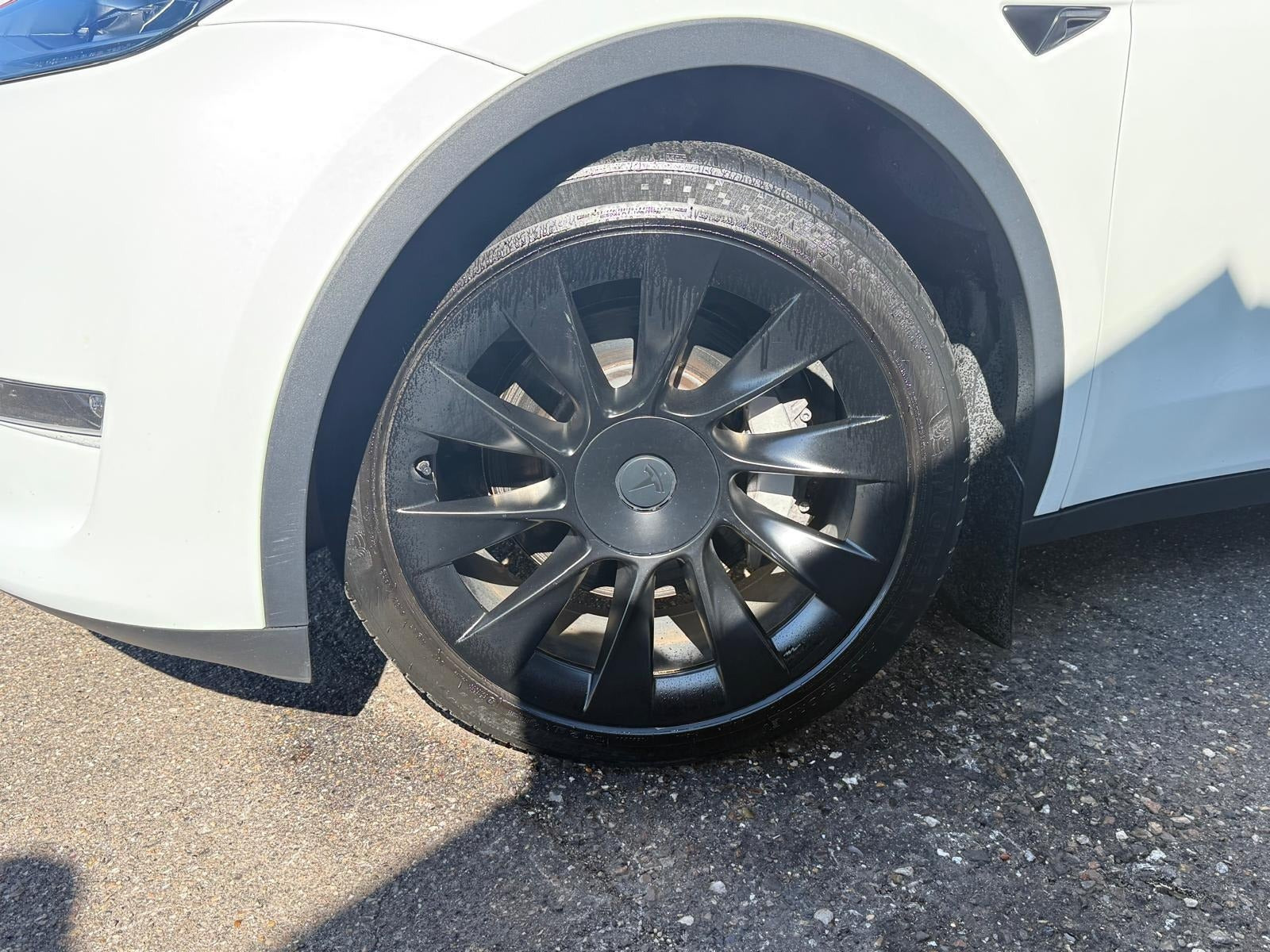 Hvid Tesla Model Y fra 2023