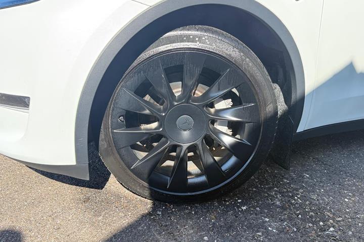 Hvid Tesla Model Y fra 2023