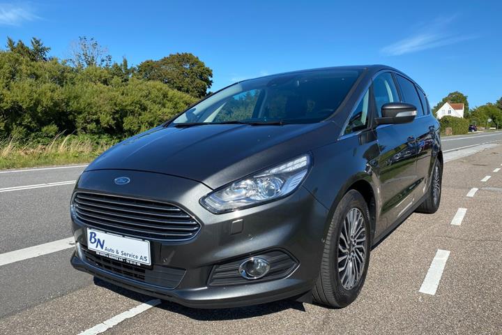 Grå Ford S-MAX fra 2019