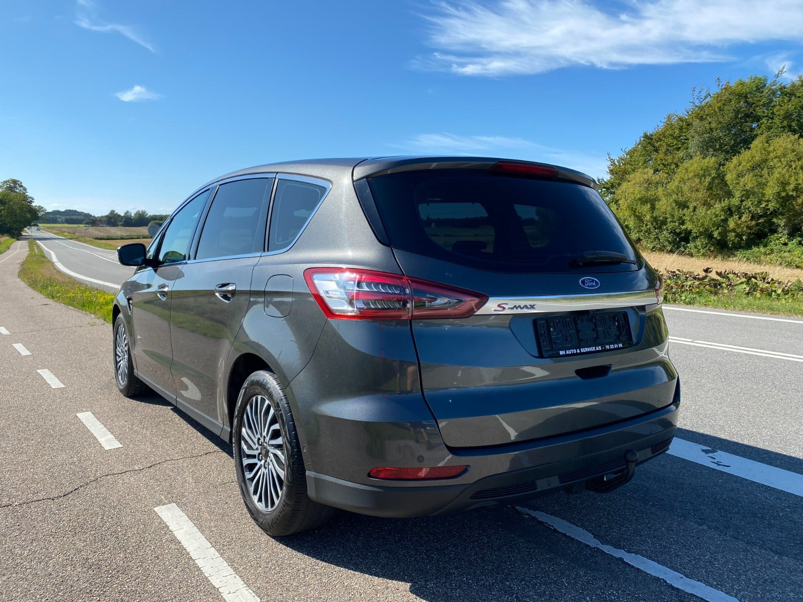 Grå Ford S-MAX fra 2019