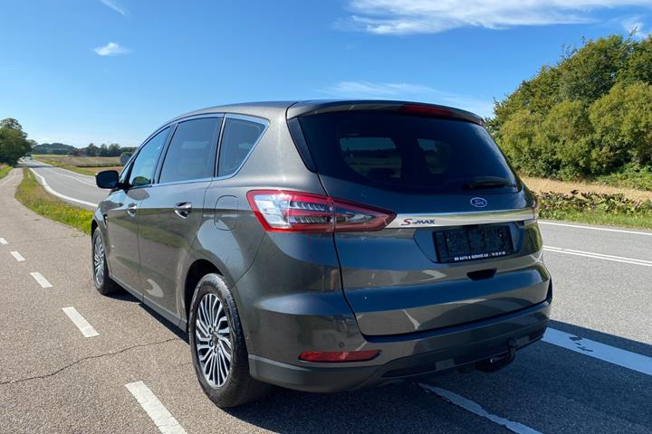Grå Ford S-MAX fra 2019