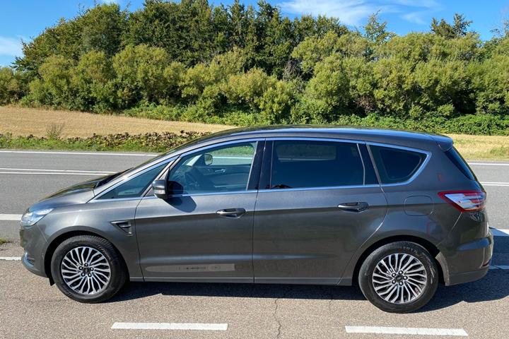 Grå Ford S-MAX fra 2019