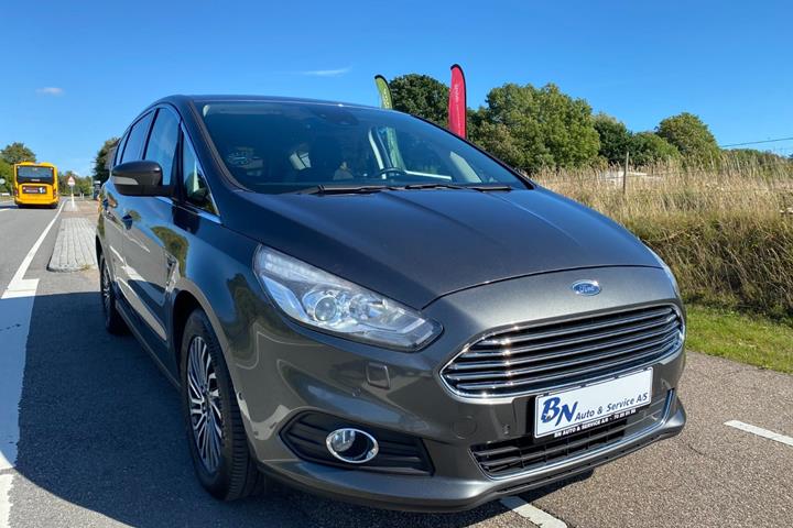 Grå Ford S-MAX fra 2019